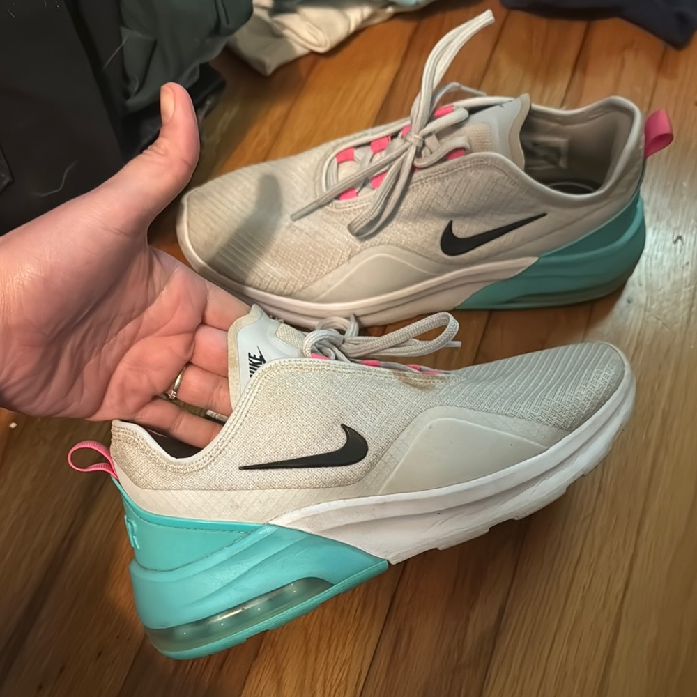 Nike Women’s Air Max Motion 2